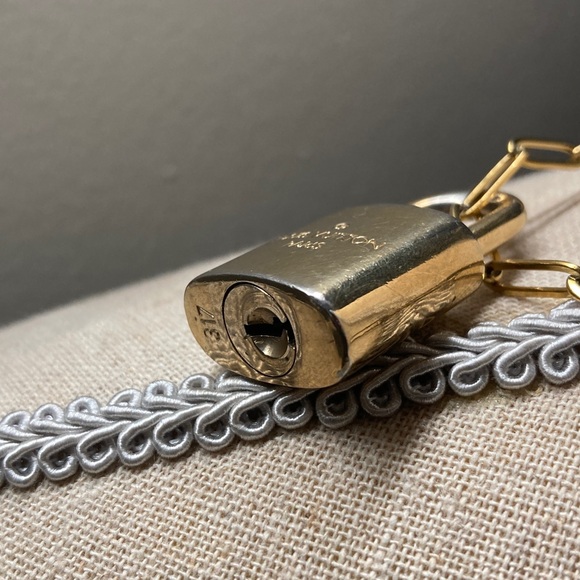 Louis Vuitton authentic Lock with unbranded Stainless steel gold necklace. - Picture 3 of 4